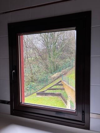 Ventanas y puertas aluminio marrón marca Cortizo