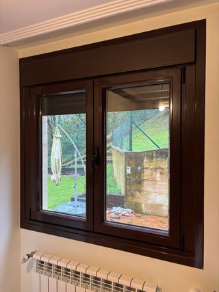 Ventanas y puertas aluminio marrón marca Cortizo