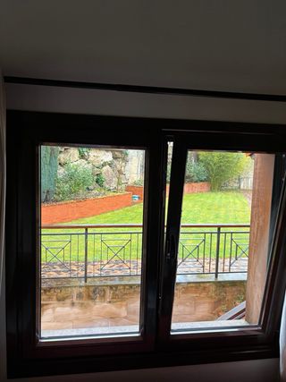 Ventanas y puertas aluminio marrón marca Cortizo