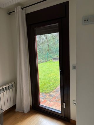 Ventanas y puertas aluminio marrón marca Cortizo