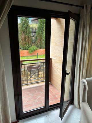 Ventanas y puertas aluminio marrón marca Cortizo