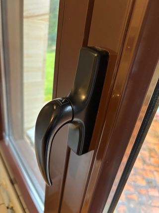 Ventanas y puertas aluminio marrón marca Cortizo