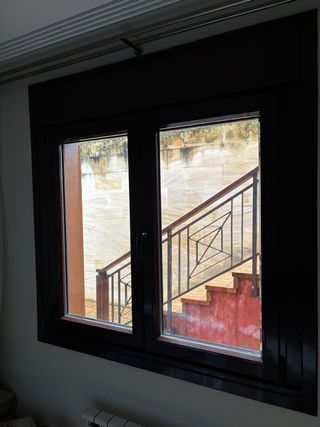 Ventanas y puertas aluminio marrón marca Cortizo