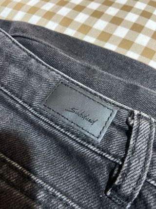 Pantalón vaquero negro con diseño de llamas