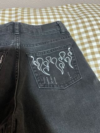 Pantalón vaquero negro con diseño de llamas