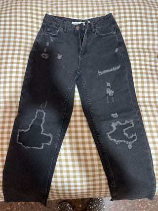 Pantalón vaquero negro con diseño de llamas