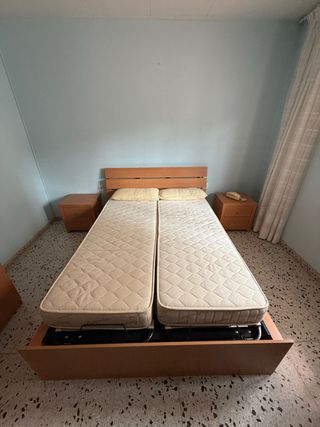 Cama doble con 2 colchones y mesitas de noche