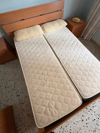 Cama doble con 2 colchones y mesitas de noche