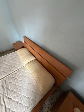 Cama doble con 2 colchones y mesitas de noche