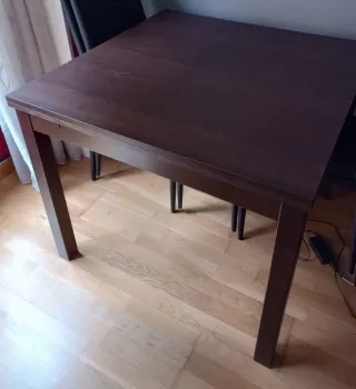 Mesa comedor oscura con 4 sillas