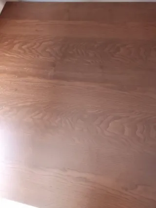 Mesa comedor oscura con 4 sillas