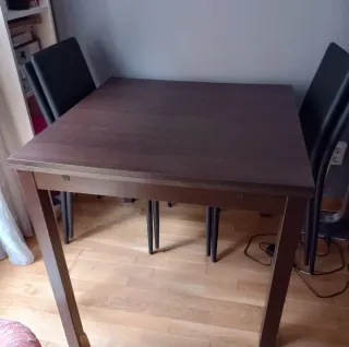 Mesa comedor oscura con 4 sillas