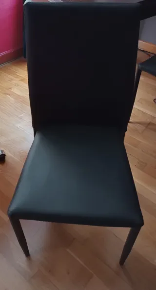 Mesa comedor oscura con 4 sillas