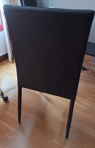 Mesa comedor oscura con 4 sillas