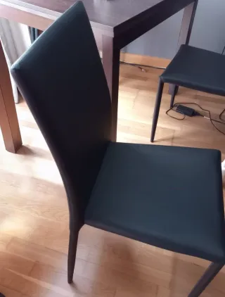 Mesa comedor oscura con 4 sillas