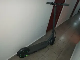Patinete eléctrico gris
