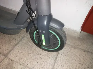 Patinete eléctrico gris