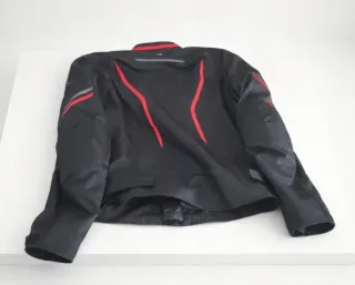 Chaqueta de moto negra y roja