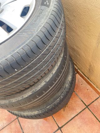 neumaticos con llantas y tabacubos