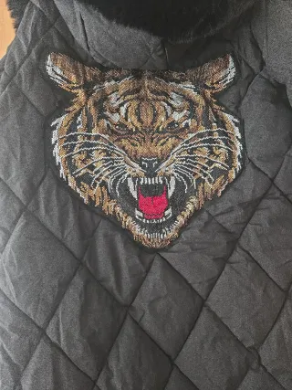 Abrigo negro con parche de tigre