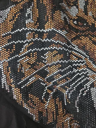 Abrigo negro con parche de tigre