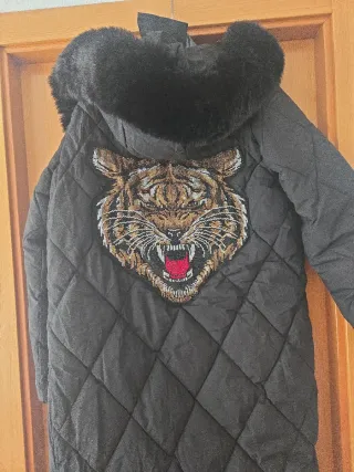 Abrigo negro con parche de tigre