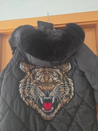 Abrigo negro con parche de tigre