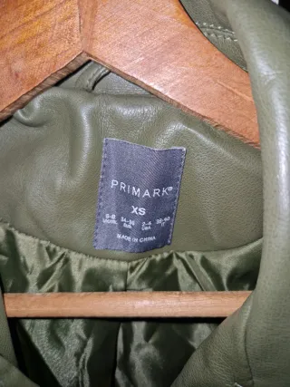 Chaqueta cuero verde Primark Talla XS