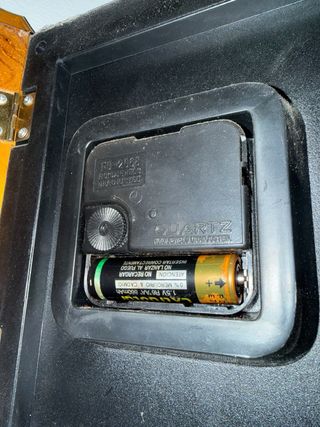 Reloj de pared con llavero en el interior