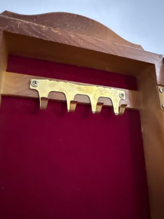 Reloj de pared con llavero en el interior