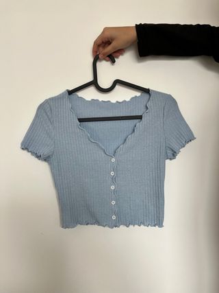 Camiseta azul con botones