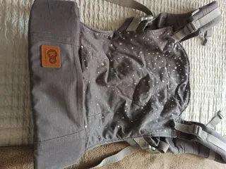 Mochila portabebés gris lunares