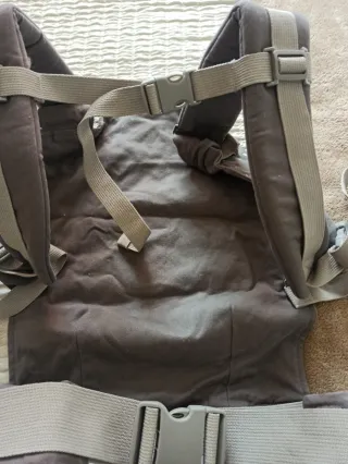 Mochila portabebés gris lunares