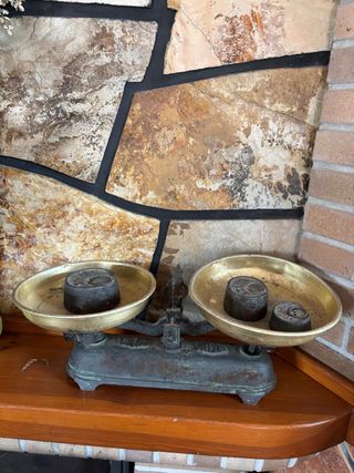 Balanza antigua de latón y hierro