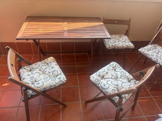 Mesa y 4 Sillas de Madera Plegables