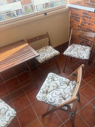Mesa y 4 Sillas de Madera Plegables