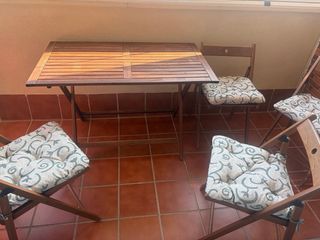 Mesa y 4 Sillas de Madera Plegables