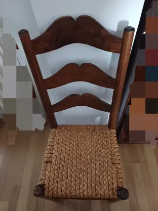 Silla de madera con asiento de yute trenzado