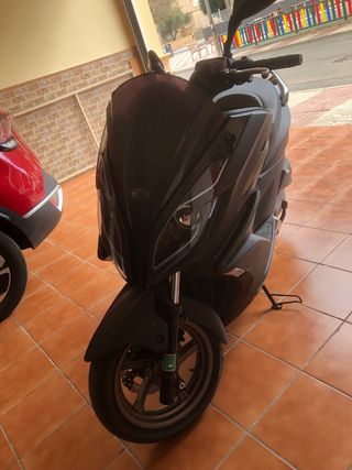 Kymco XCT 125cc Scooter Negra