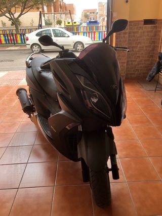 Kymco XCT 125cc Scooter Negra