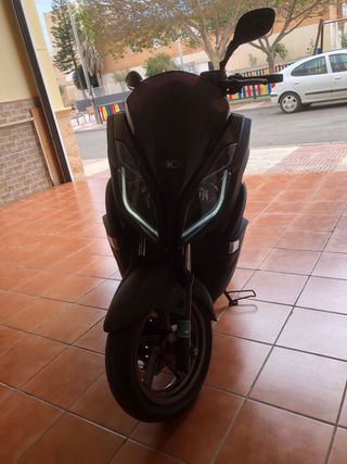 Kymco XCT 125cc Scooter Negra