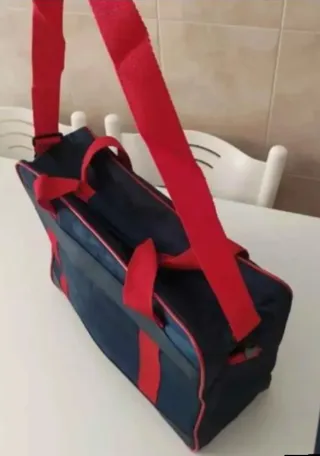 Bolsa de viaje azul y roja