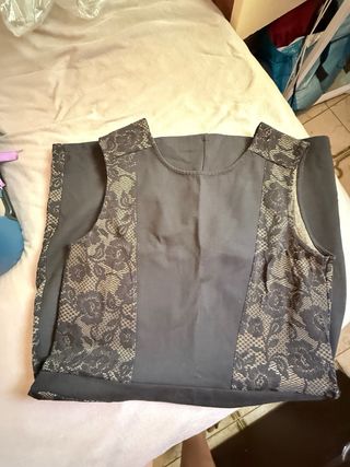 Vestido negro con detalles dorados