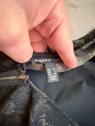 Vestido negro con detalles dorados