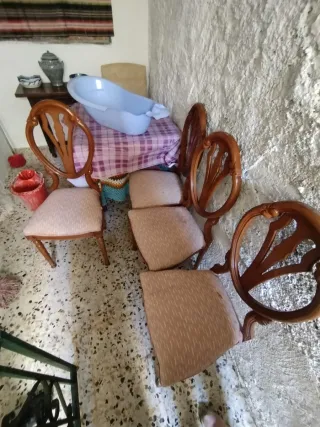 Juego de 4 sillas de madera y tela