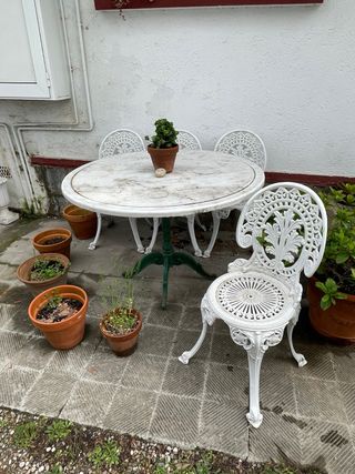 Mesa mármol y 4 Sillas Hierro Exterior.