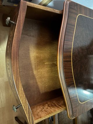 Antigua coqueta con espejo y detalles dorados