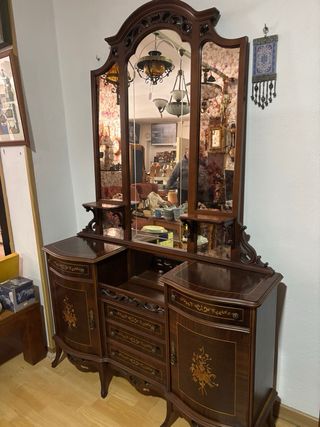 Antigua coqueta con espejo y detalles dorados