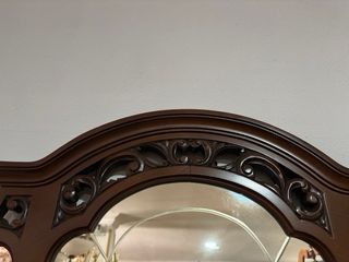 Antigua coqueta con espejo y detalles dorados