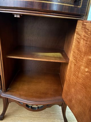 Antigua coqueta con espejo y detalles dorados